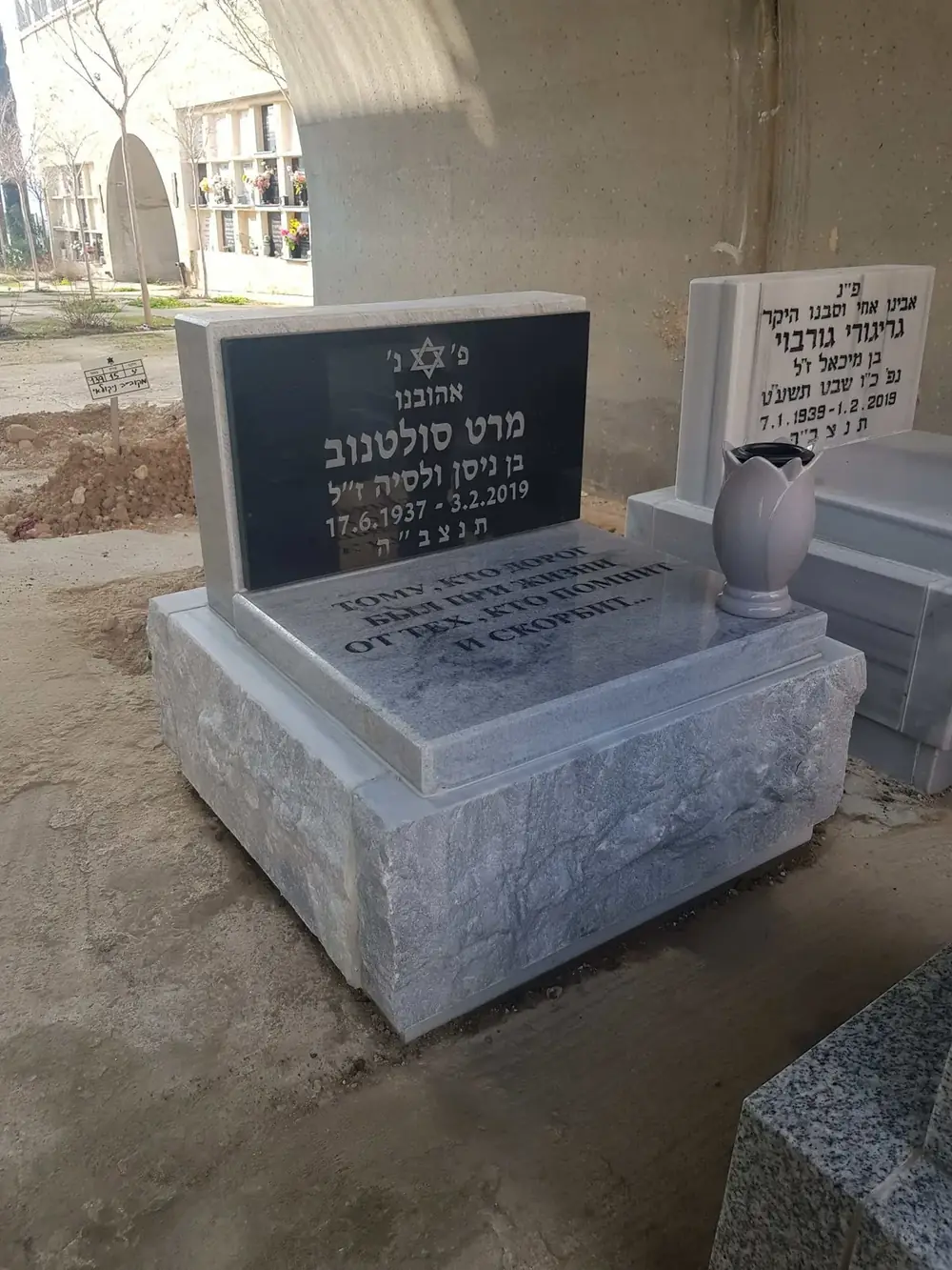 מצבת חצי משיש בהיר וגרניט כהה עם כד