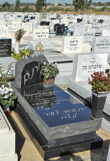תמונת בית נר ומצבה 18