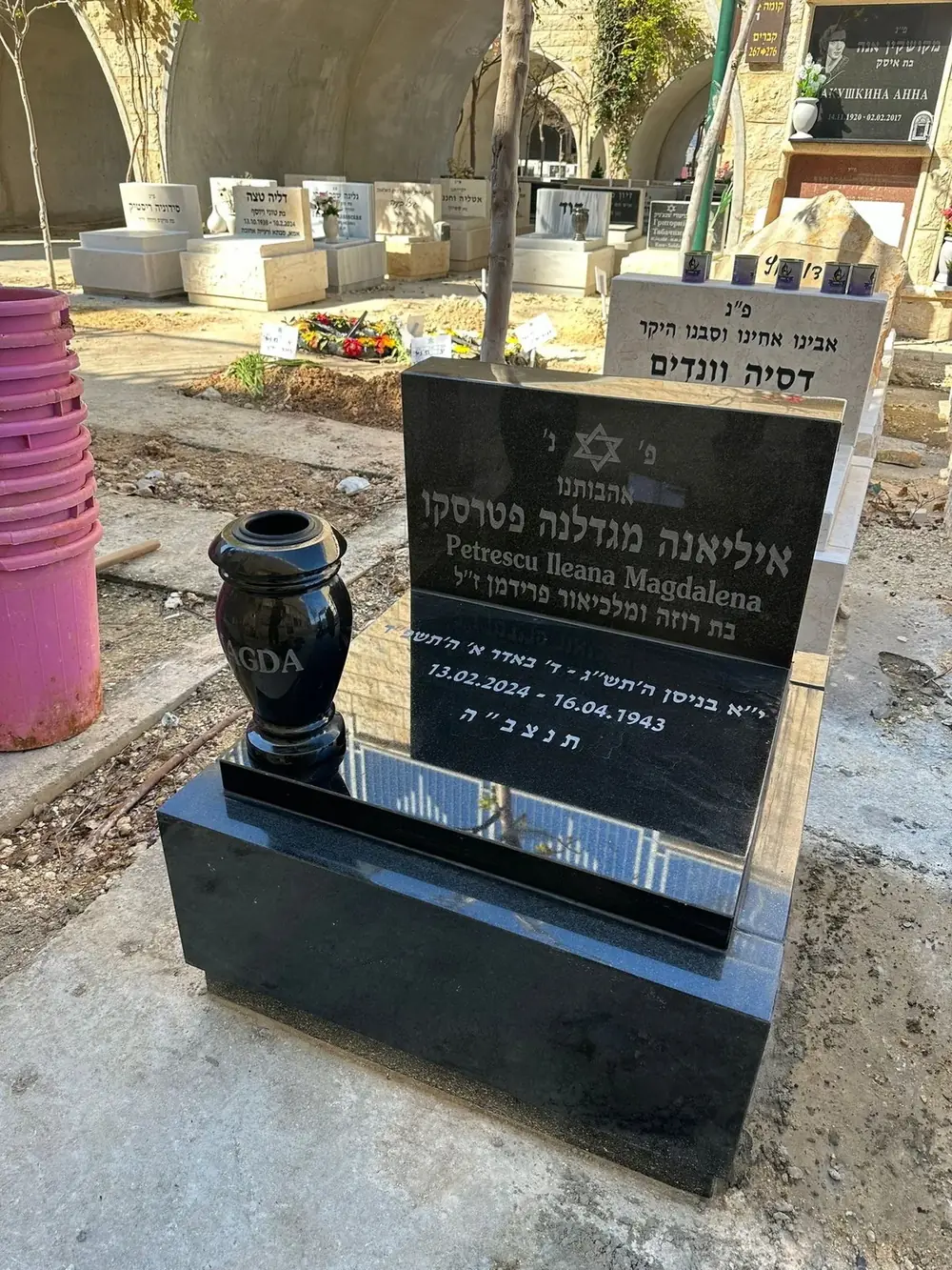 מצבת חצי מגרניט שחור מבריק בעיצוב קובייה עם כד משולב