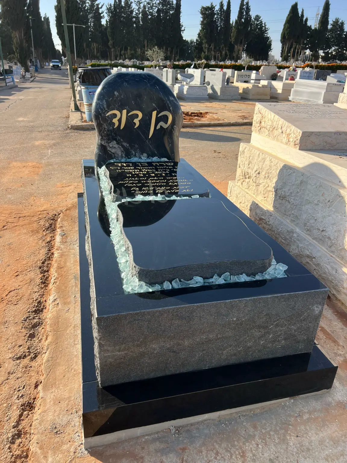 גלינוס מצבות ואבן - דוגמת מצבה 1