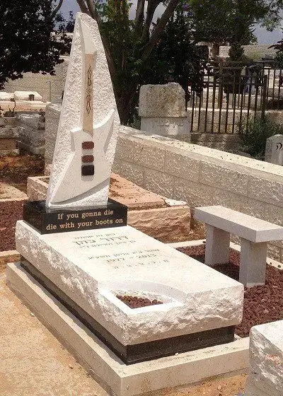 שיפוץ וחידוש מצבות - מק'ט 1. מצבה גיטרה