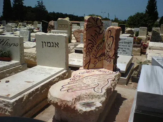 עיצוב ובניית מצבות קבורה - שיתוף פעולה בין אמנים מומחים - מק'ט 9. מצבה מיוחדת