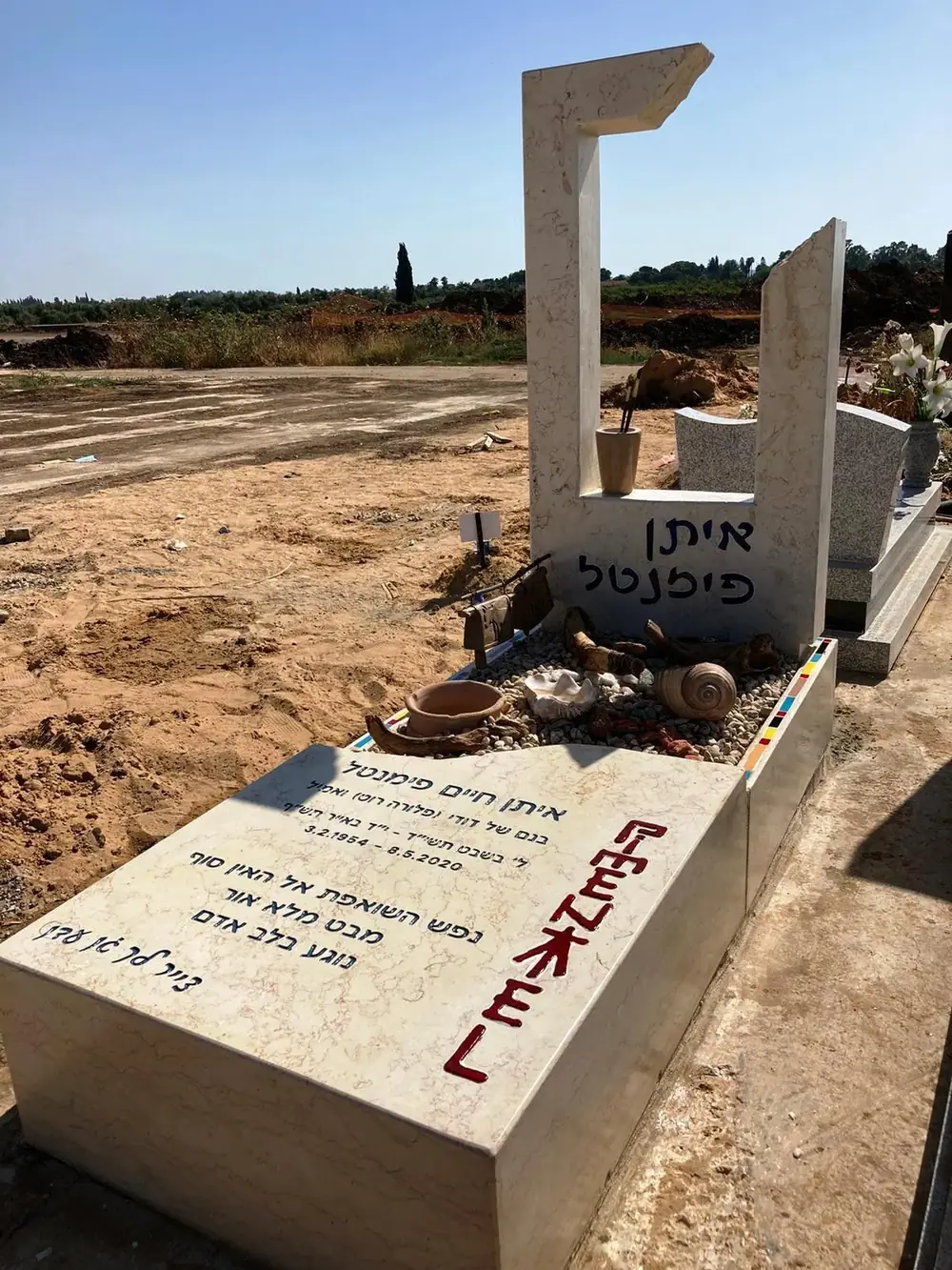 עיצוב ובניית מצבות קבורה - שיתוף פעולה בין אמנים מומחים - מק'ט 32. מצבה מיוחדת