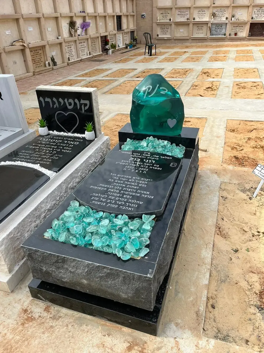 מצבות משולבות חומרים - מק'ט 165. מצבה מיוחדת