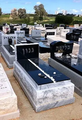 מצבות מכפלה - מק'ט 179. מצבה משפחתית