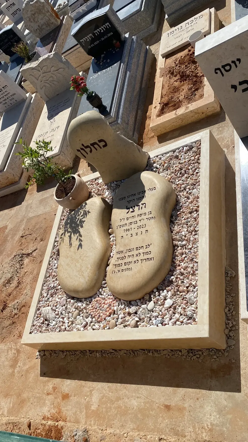 מצבה כפולה מגרניט שחור וכיתוב בזהב