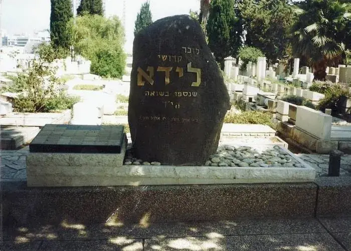 כיתוב חרוט על מצבה עם אותיות עבריות ברורות