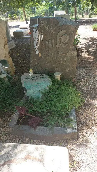 מצבת מכפלה משפחתית על חלקה אחת עם חלוקת כיתוב לשני נפטרים