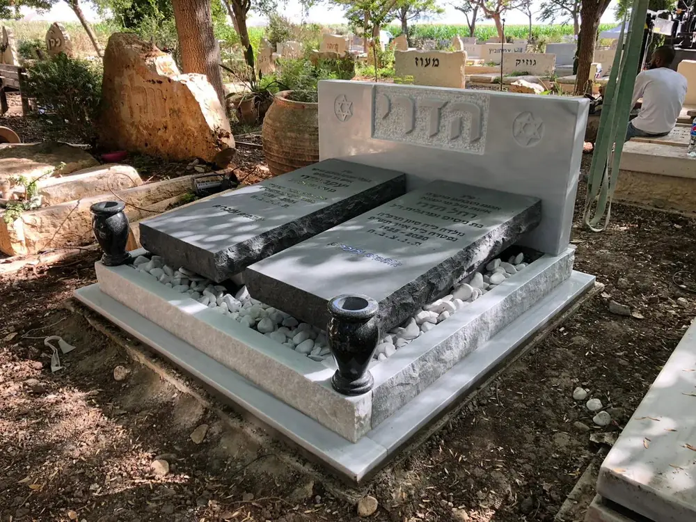 כד אבן למצבה המשמש להנחת פרחים