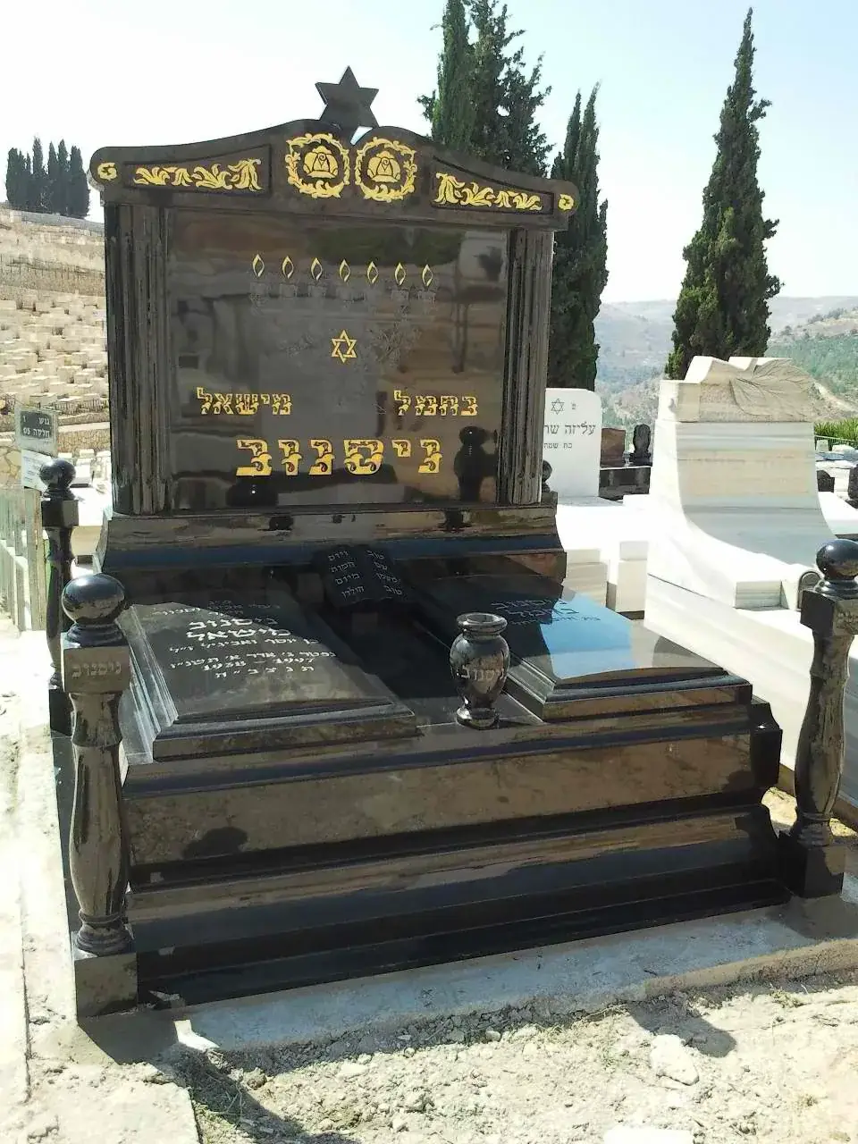 מצבה זוגית מגרניט בעיצוב מודרני ומפואר