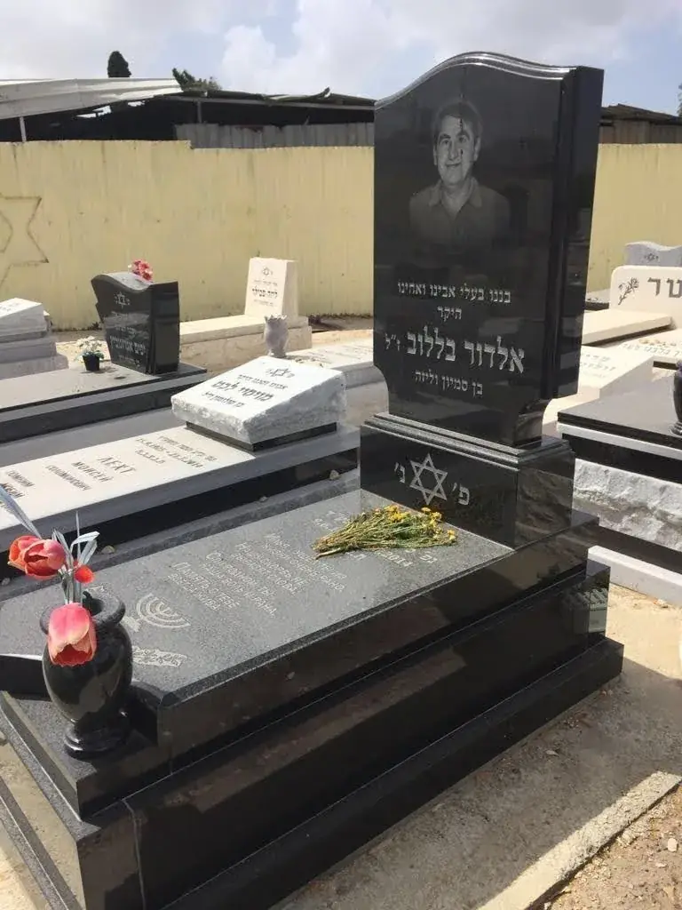 מצבה עם תמונת הנפטר