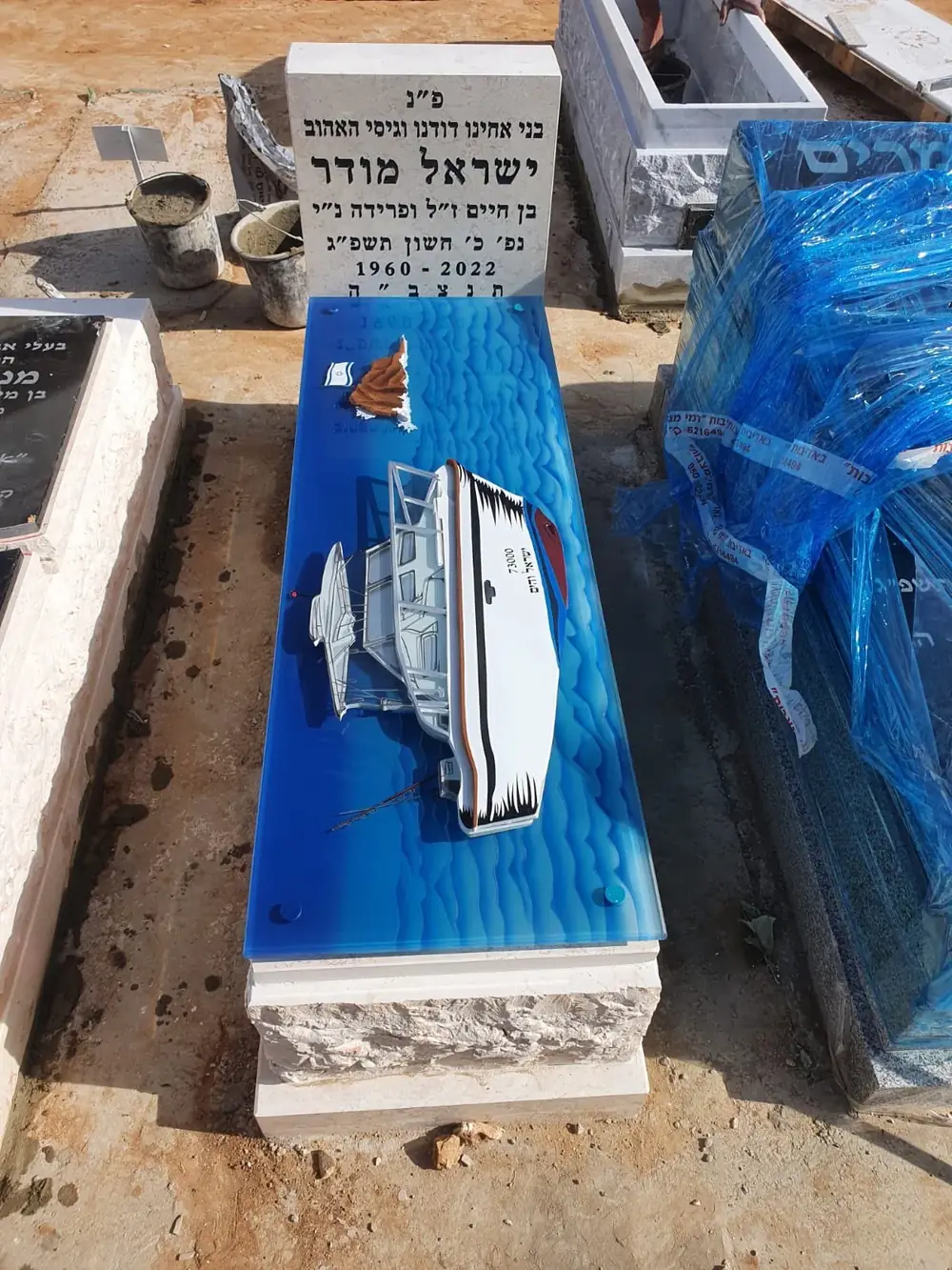 מצבה משולבת זכוכית בעיצוב מודרני