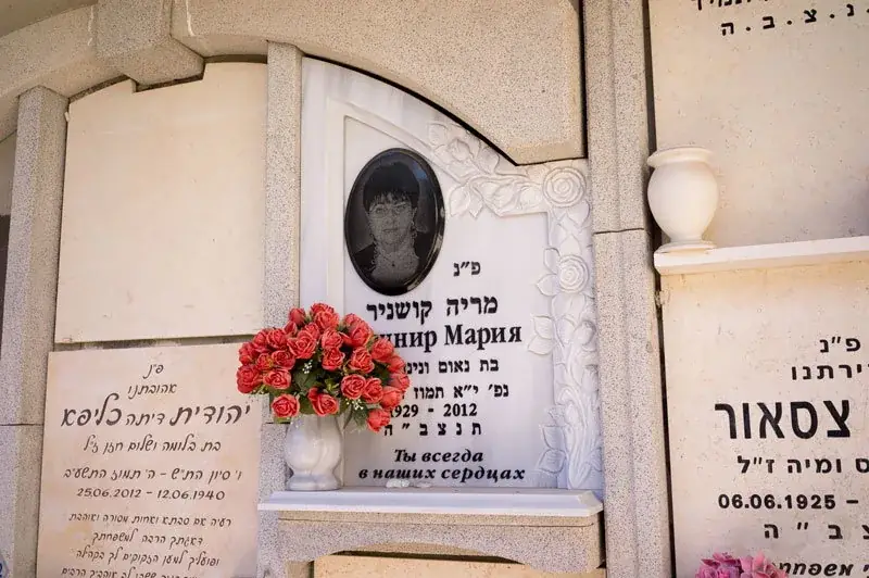 מצבה עם תמונת הנפטר