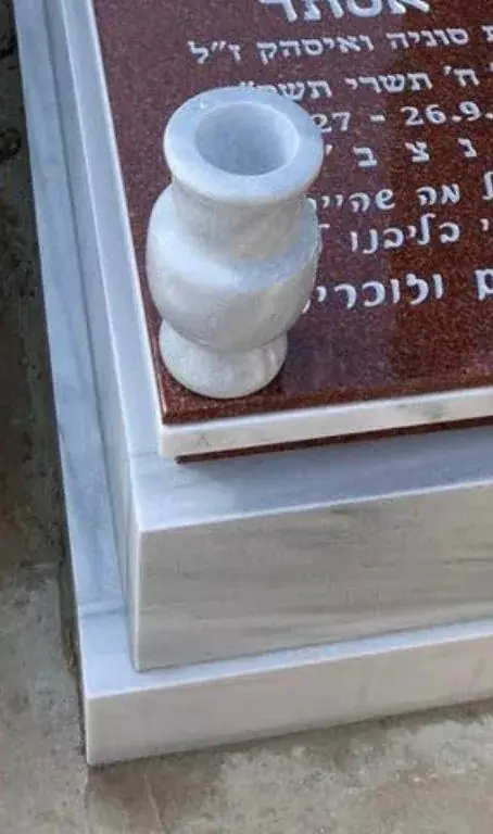 כד אבן מעוצב המשולב במצבה להנחת פרחים