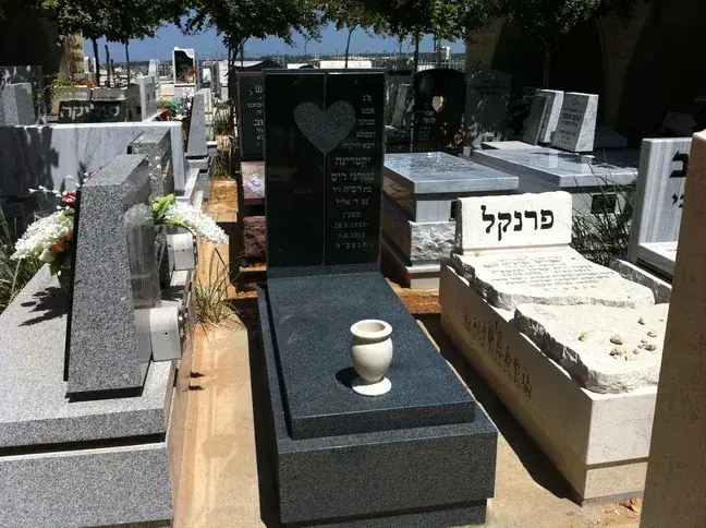 כדים למצבות - כד לבן על מצבה שחורה 5006
