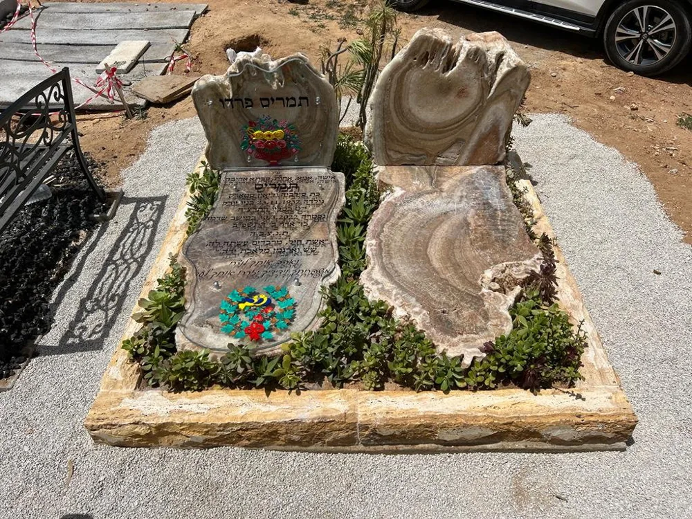 דוגמה - בוני מצבות בשיתופי פעולה אומנותיים
