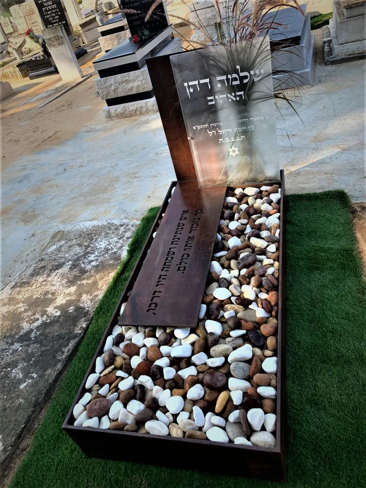 דוגמה - מצבות זכוכית וסלעי זכוכית