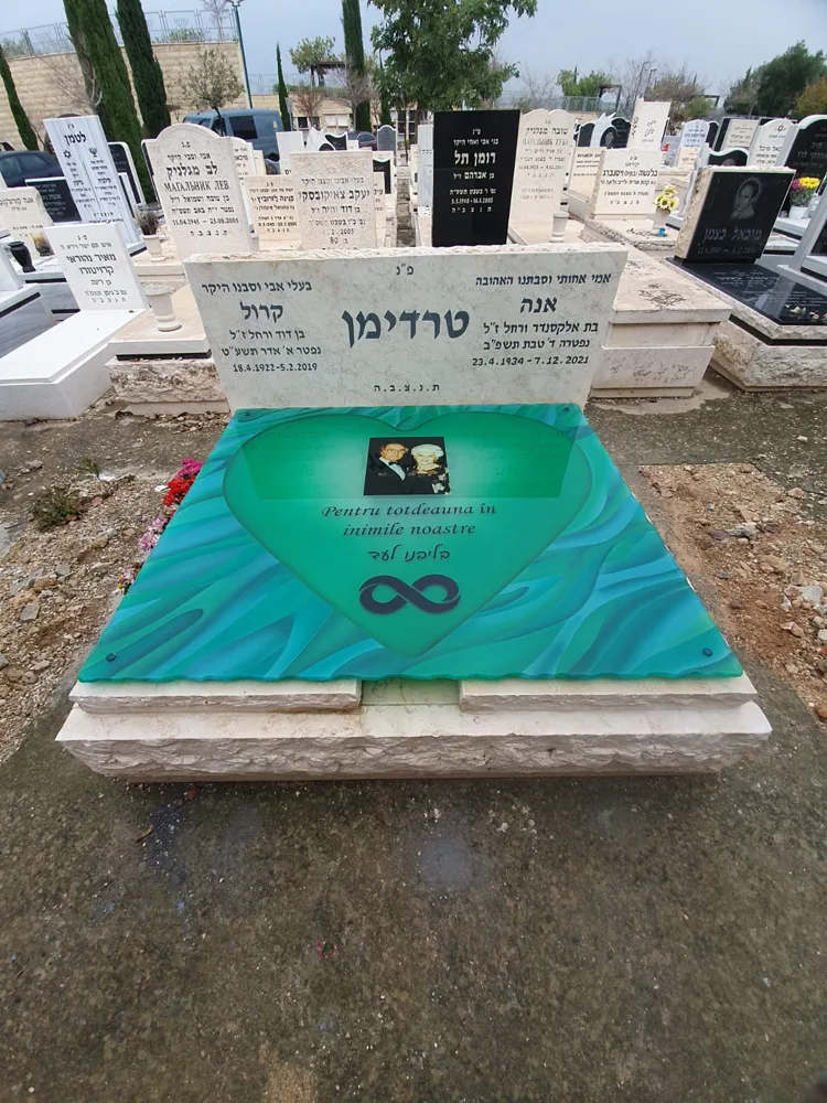 דוגמה - מצבות זכוכית וסלעי זכוכית