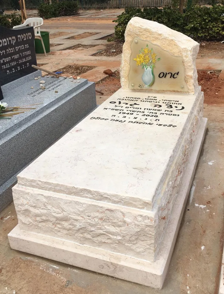 עיצוב ובניית מצבות קבורה - שיתוף פעולה בין אמנים מומחים