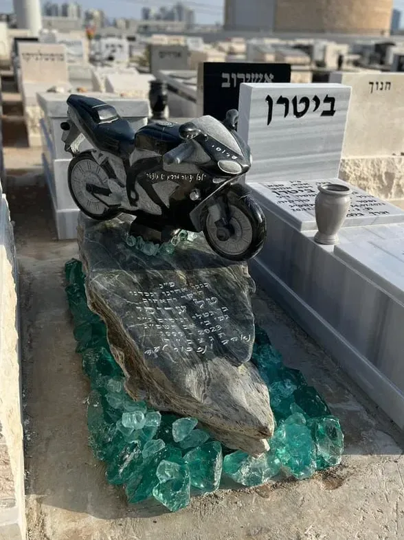 מצבה בודדת בהסדר קודם בונים אחר כך משלמים