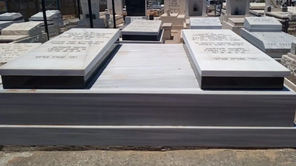 מצבה כפולה גבוהה עם שם משפחה משותף בחלק העליון